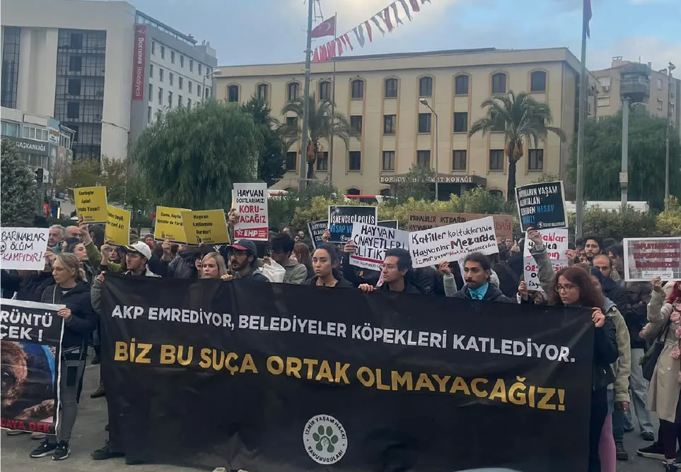 Ege Üniversitesi öğrencileri ve İzmirli yurttaşlar Bornova’da “AKP emrediyor, belediyeler köpekleri katlediyor! Biz bu suça ortak olmayacağız!” pankartıyla yürüyor